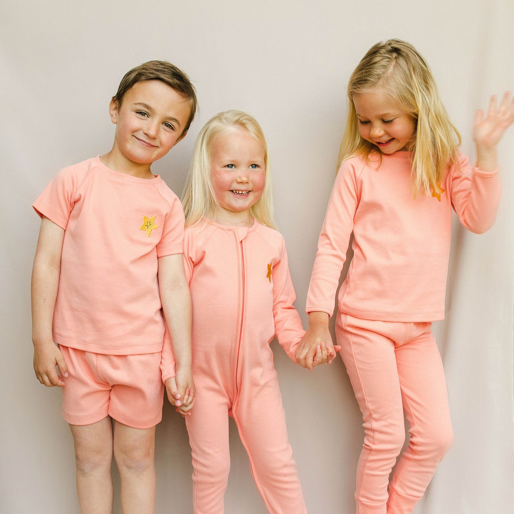 Pyjacourt enfant modèle Carambole Corail, avec t-shirt manches courtes brodé et short