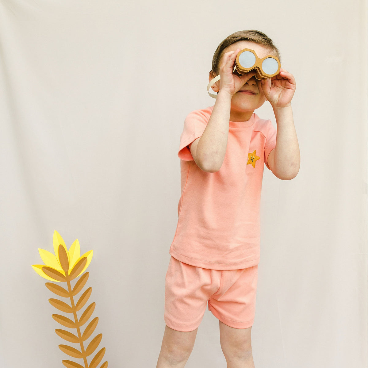 Pyjacourt enfant modèle Carambole Corail, avec t-shirt manches courtes brodé et short