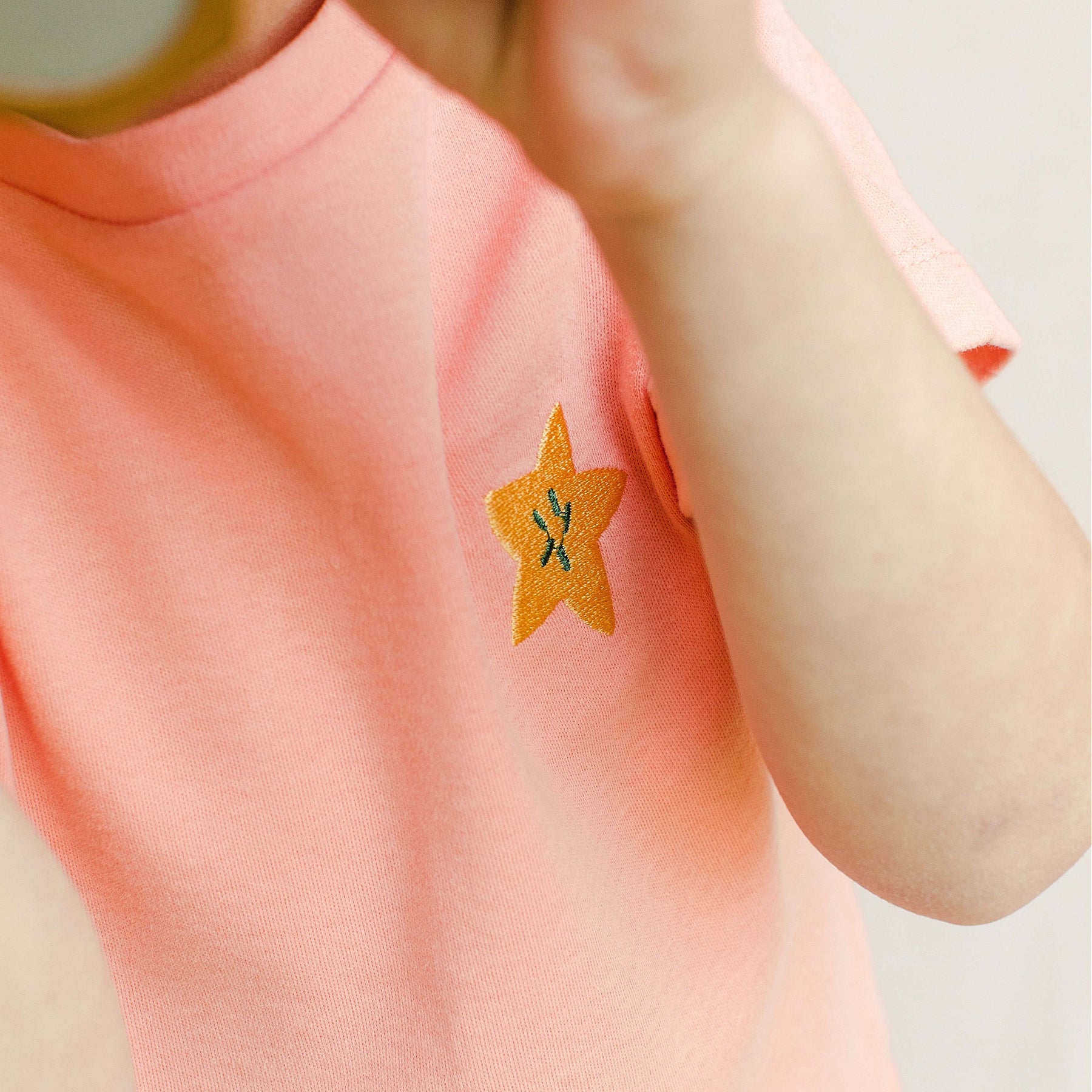 Pyjacourt enfant modèle Carambole Corail, avec t-shirt manches courtes brodé et short