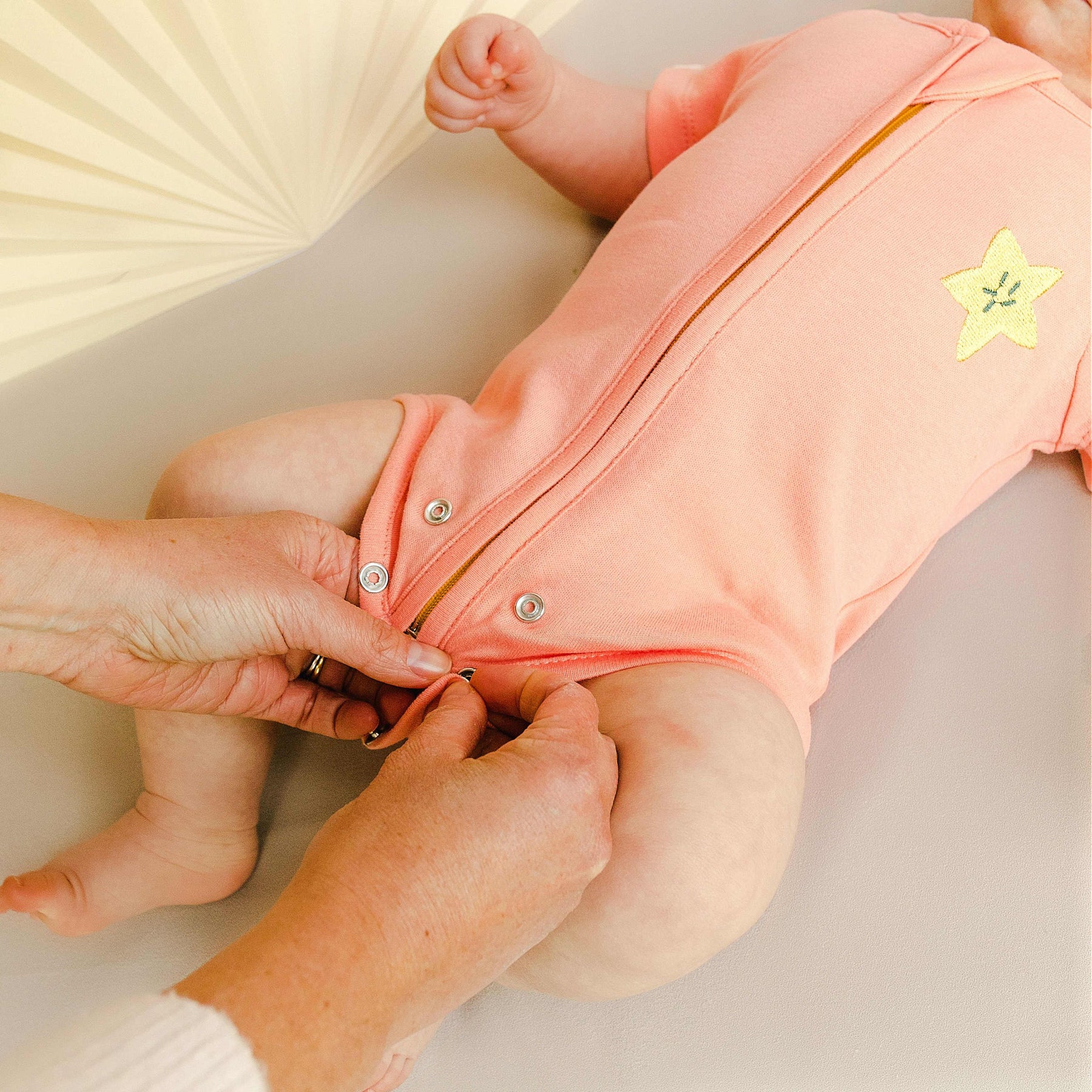 Body bébé manches courtes modèle brodé Carambole Corail avec fermeture éclair et double niveau de boutons pression