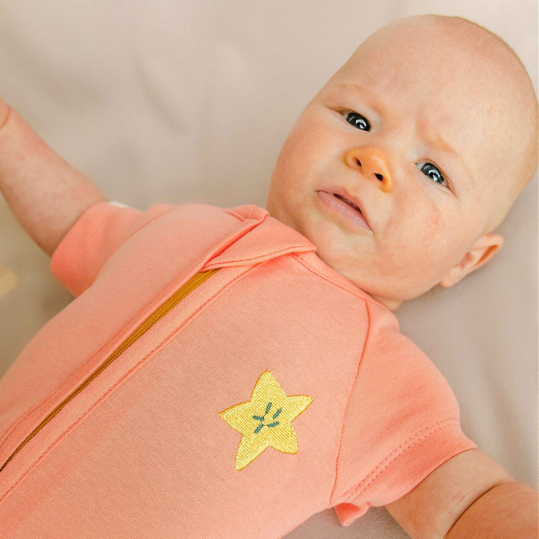 Body bébé manches courtes modèle brodé Carambole Corail avec fermeture éclair et double niveau de boutons pression